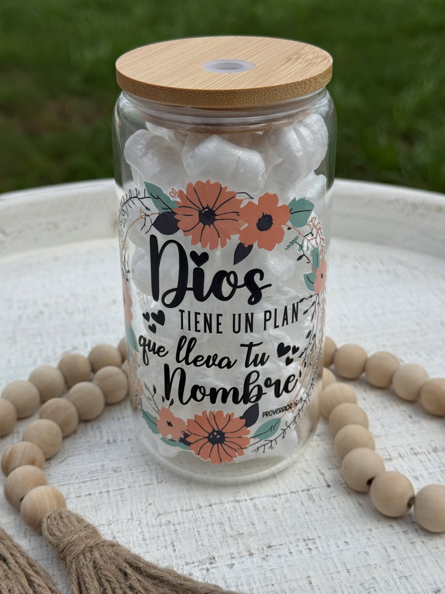 Proverbios 16:9 Spanish Bible Verse 16 oz Glass Cup