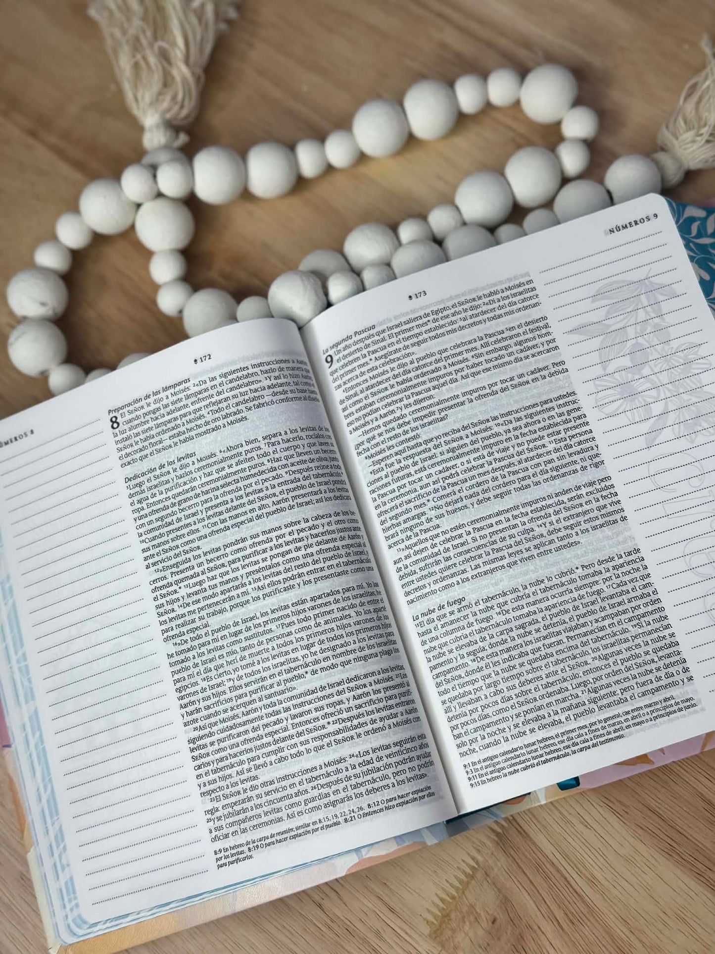 Biblia Inspira NTV con Filament, SentiPiel, Paraíso floral ( Vaso gratis con tu compra )