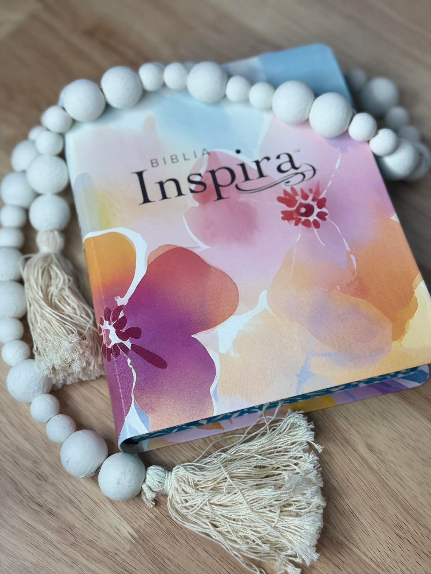 Biblia Inspira NTV con Filament, SentiPiel, Paraíso floral ( Vaso gratis con tu compra )