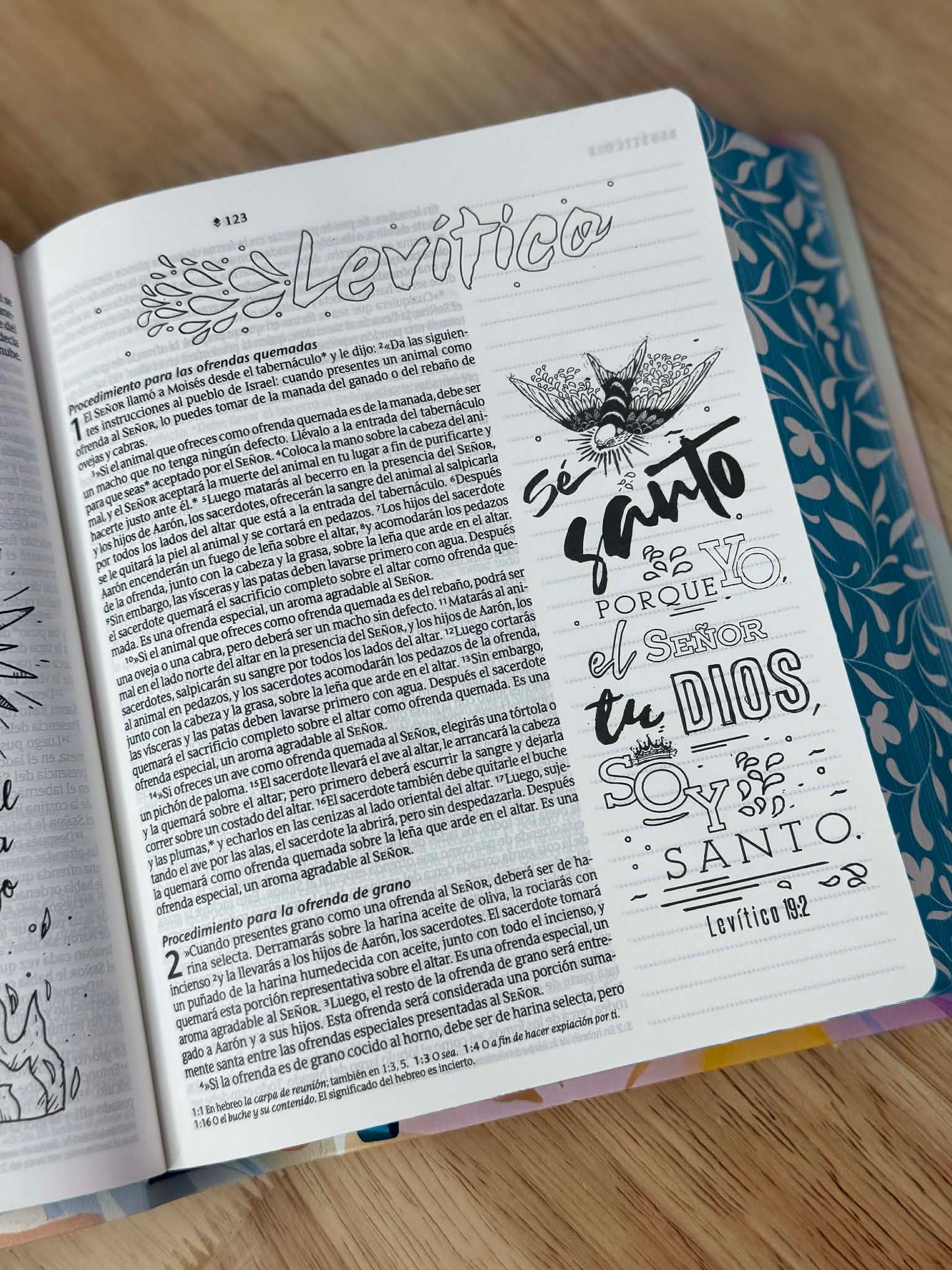 Biblia Inspira NTV con Filament, SentiPiel, Paraíso floral ( Vaso gratis con tu compra )