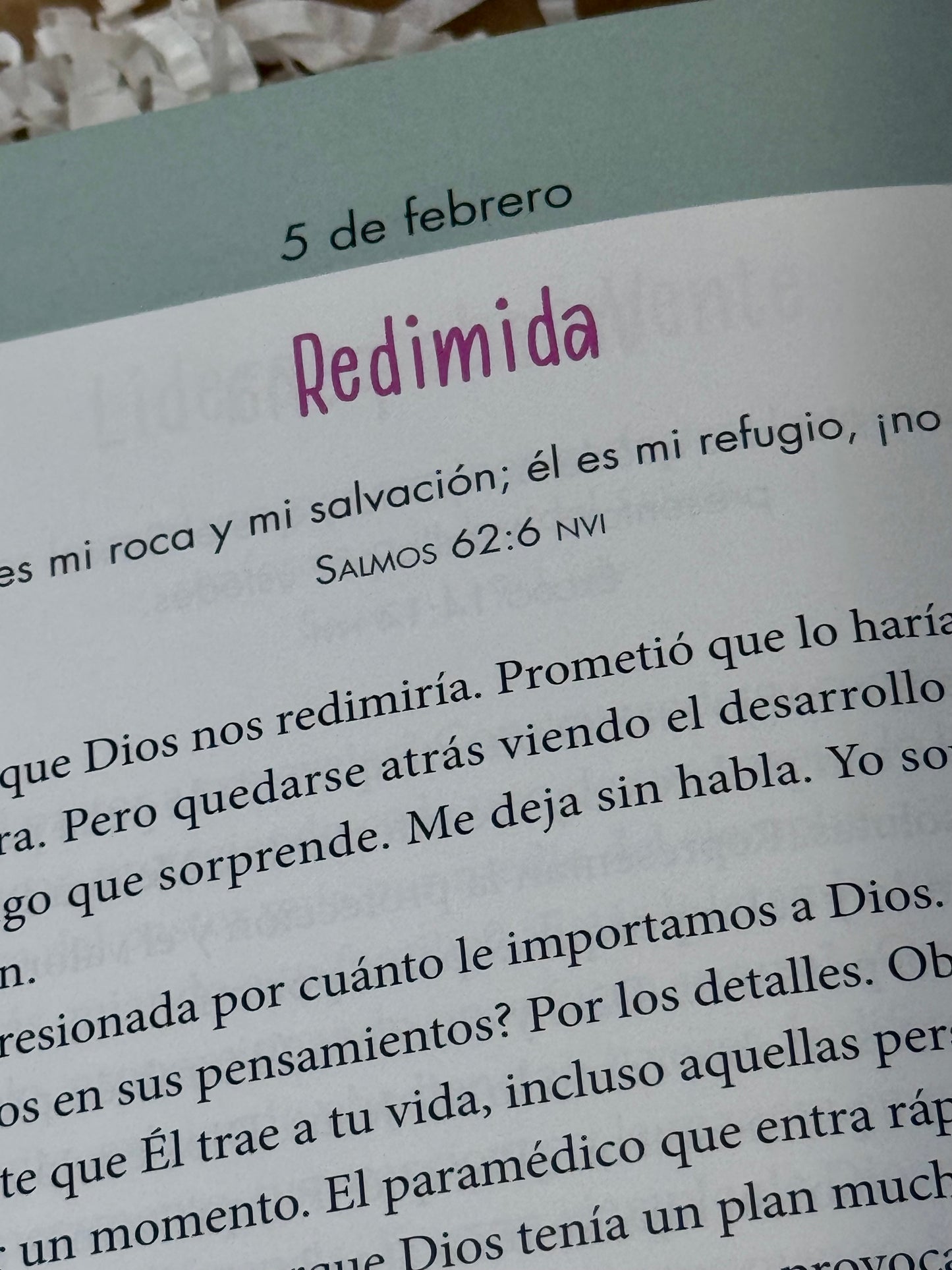Christian Blessing Box | Faith-Based Gift Box ( Confia en Dios con cada aliento devocional )