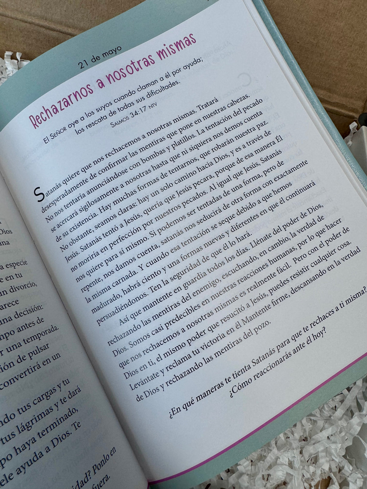 Christian Blessing Box | Faith-Based Gift Box ( Confia en Dios con cada aliento devocional )