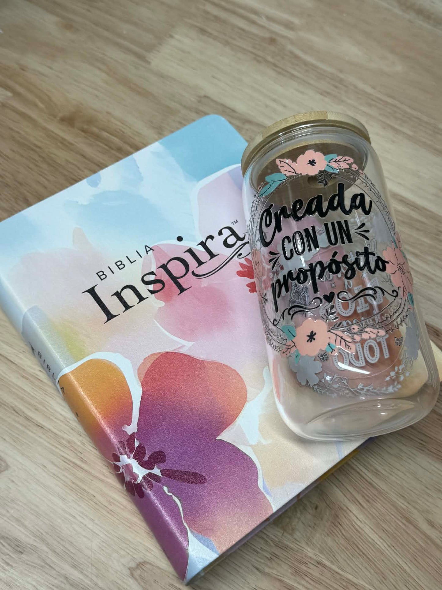 Biblia Inspira NTV con Filament, SentiPiel, Paraíso floral ( Vaso gratis con tu compra )