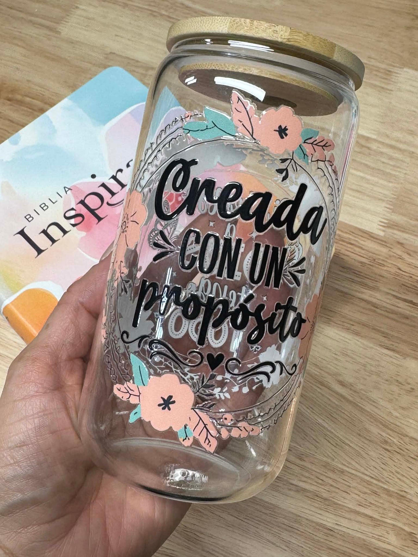 Biblia Inspira NTV con Filament, SentiPiel, Paraíso floral ( Vaso gratis con tu compra )