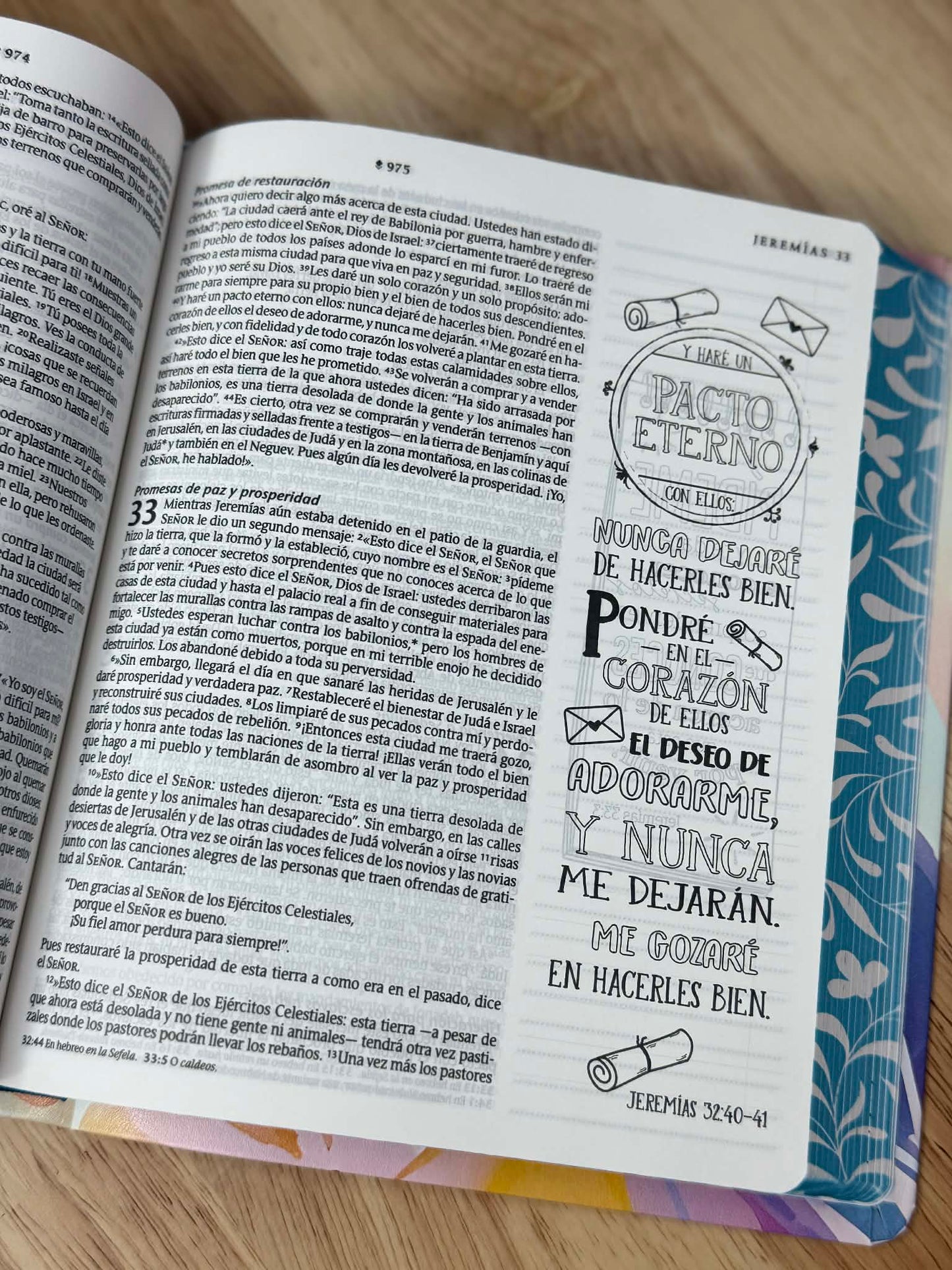 Biblia Inspira NTV con Filament, SentiPiel, Paraíso floral ( Vaso gratis con tu compra )