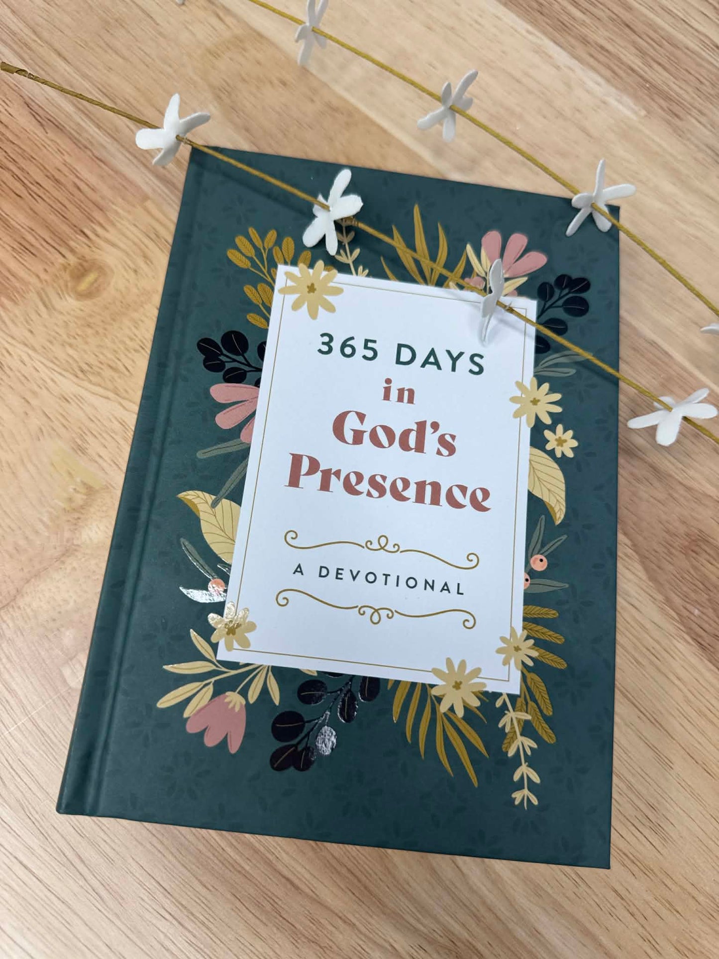 365 Days in God's Presence: A Devotional